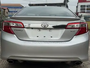 Toyota Camry XLE V6 4dr Sedan (3.5L 6cyl 6A) 2013 Silver