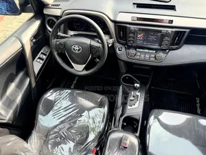 Toyota RAV4 XLE 4dr SUV AWD (2.5L 4cyl 6A) 2018 Red