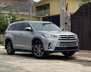 Toyota Highlander XLE 4x4 V6 (3.5L 6cyl 8A) 2018 Gray