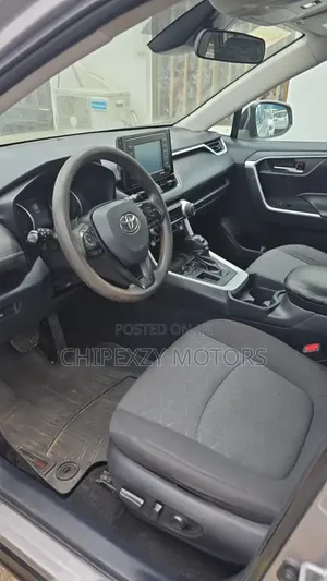 Toyota RAV4 XLE 2021 Silver