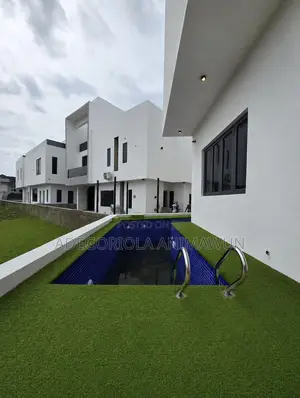 Premium Green Artificial Grass for Swimming Pool Surround