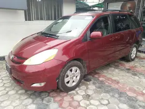Toyota Sienna 2010 Red