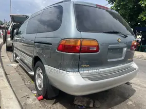 Toyota Sienna 2000 Gray