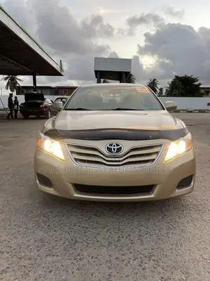 Toyota Camry LE 4dr Sedan (2.5L 4cyl 6A) 2011 Gold