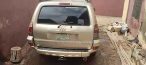 Toyota 4-Runner SR5 V8 2005 Gold