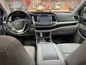 Toyota Highlander XLE 4x4 V6 (3.5L 6cyl 8A) 2018 White