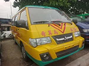 Mitsubishi Delica 2011 Yellow