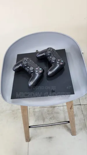Sony Ps4, Fat, With 2 Pads, Cracked