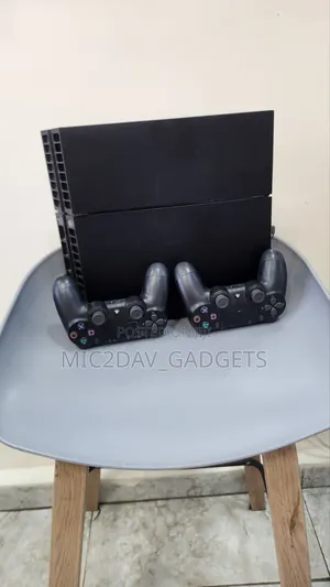 Sony Ps4, Fat, With 2 Pads, Cracked