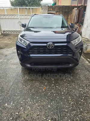 Toyota RAV4 XLE Premium 2021 Blue