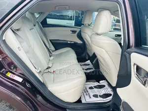 Toyota Avalon XLE Premium Sedan FWD (3.5L 6cyl 6A) 2013 Red