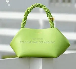 Deals in All Kind of Luxury Female Bags