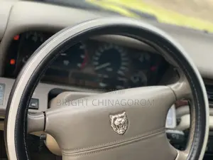 Jaguar XJ 2000 Yellow