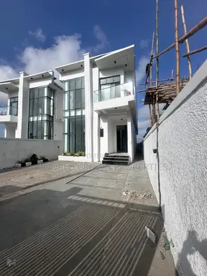 5bdrm Duplex in Chevron for sale