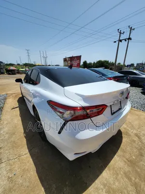 Toyota Camry SE (2.5L 4cyl 8A) 2019 White