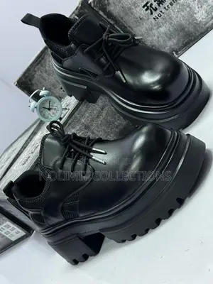 Quality Black Leather Derby Shoe for Men With Thick Heel