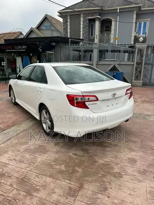 Toyota Camry SE 4dr Sedan (2.5L 4cyl 6A) 2014 White