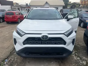 Toyota RAV4 XLE Premium FWD 2024 White