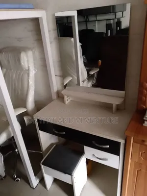 Classic Dressing Mirror Set With Table and Chairs