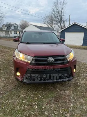 Toyota Highlander SE 4x4 V6 (3.5L 6cyl 8A) 2017
