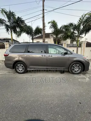 Toyota Sienna XLE Premium AWD (3.5L 6cyl 8A) 2018 Gray