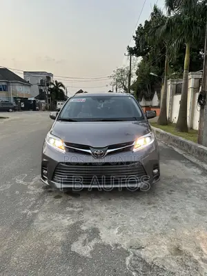 Toyota Sienna XLE Premium AWD (3.5L 6cyl 8A) 2018 Gray