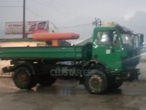 Dump Truck With Auxillary
