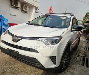 Toyota RAV4 LE FWD (2.5L 4cyl 6A) 2017 White