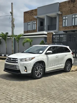Toyota Highlander XLE 4x4 V6 (3.5L 6cyl 8A) 2017 White