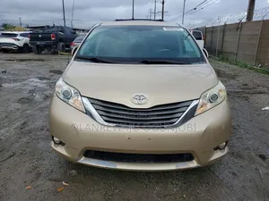 Toyota Sienna 2012 Gold