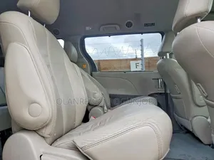 Toyota Sienna 2012 Gold