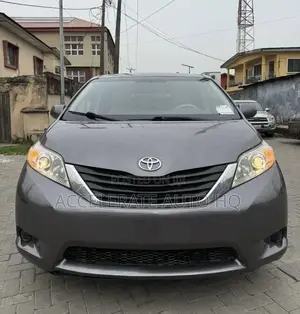 Toyota Sienna XLE 7-Passenger 4dr Minivan AWD (3.5L 6cyl 6A) 2014 Gray