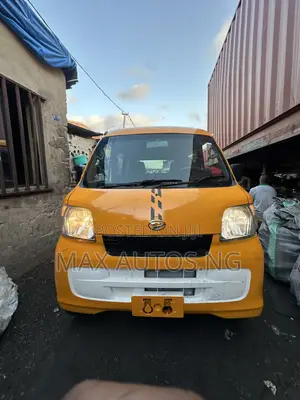 Daihatsu Hijet 2010 Yellow