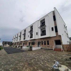 5bdrm Townhouse/Terrace in Jahi for sale