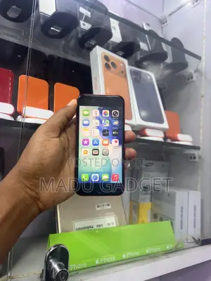 Apple iPhone SE (2022) 64 GB Red