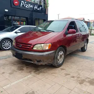 Toyota Sienna 2000 Red