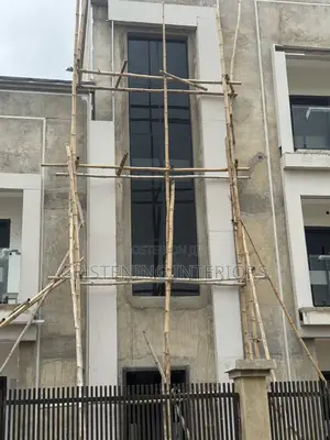 Cutting Wall Fix With a Tower Profile 6mm Tinted Glass