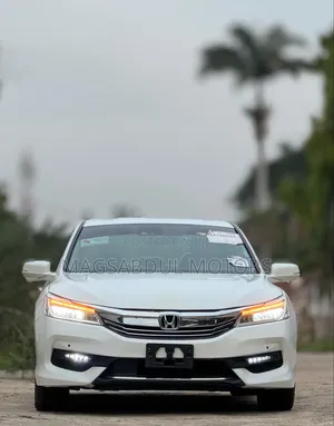 Honda Accord Touring V6 4dr Sedan FWD (3.5L 6cyl 6A) 2017 White