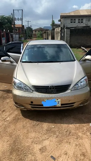 Toyota Camry LE 4dr Sedan (2.4L 4cyl 5M) 2003 Gold