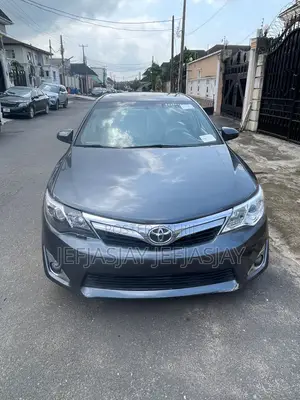 Toyota Camry XLE 4dr Sedan (2.5L 4cyl 6A) 2012 Gray