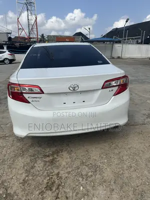 Toyota Camry LE 4dr Sedan (2.5L 4cyl 6A) 2014  White 