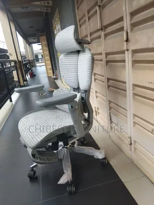 Executive Kidney-Type Office Chair.