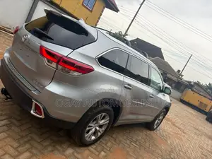 Toyota Highlander XLE 4dr SUV AWD (3.5L 6cyl 6A) 2015 Gray