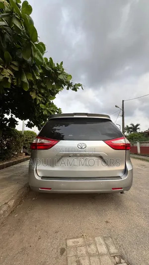 Toyota Sienna XLE AWD 2019 Silver