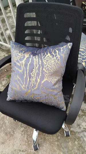 Throw Pillows With Fibre Filling