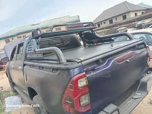 Retractable Tonneau Roller Cover and Rugged Bar Spoiler for Hilux