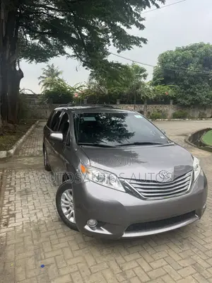 Toyota Sienna XLE 8-Passenger 4dr Minivan (3.5L 6cyl 6A) 2014 Gray