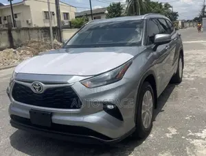 Toyota Highlander XLE AWD 2023 Silver