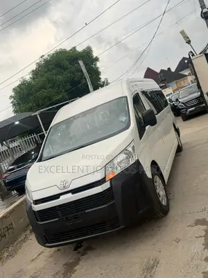 Toyota HiAce 2021 White
