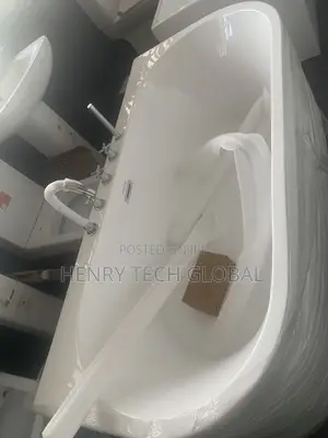 Free Standing Bathtub With Complete Basin Tap